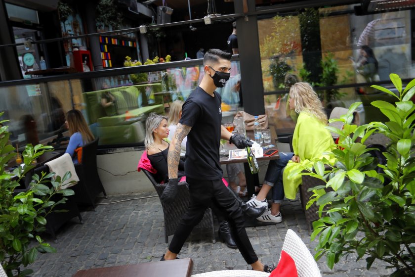 Стихва ли заразата с COVID-19? Притеснение в Скопие: 89 нови случая, 7 починали