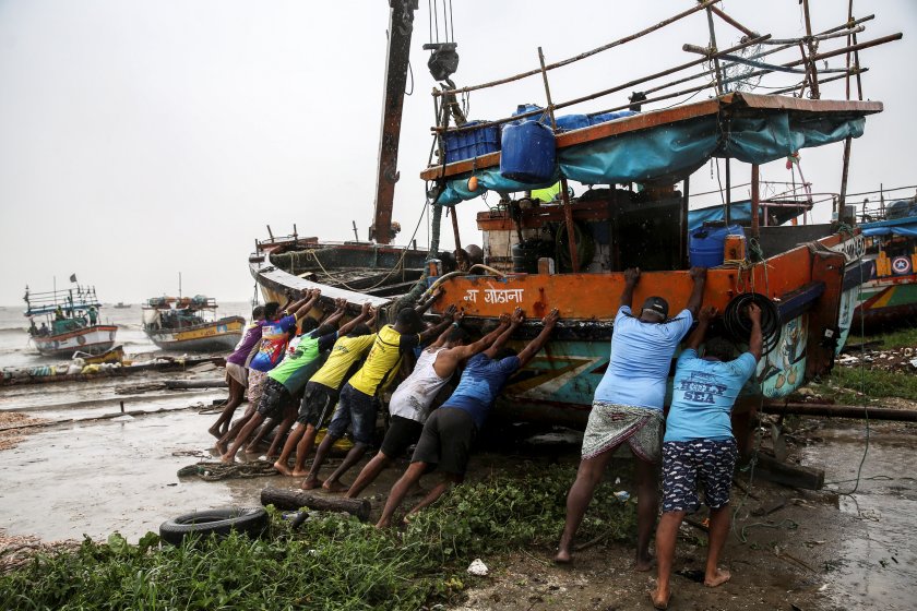 Евакуираха над 100 000 души в Индия заради приближаващ циклон