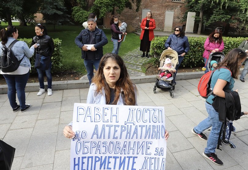 Родители на протест пред Столичната община, искат ударно строителство на детски градини