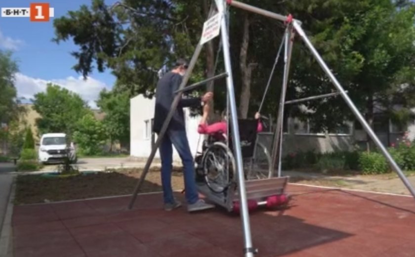 Люлка за инвалидни колички и... усмивки по лицата на децата в Монтана