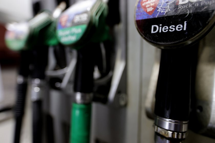 Петролът пое нагоре на борсите, скочи над 40 долара за барел