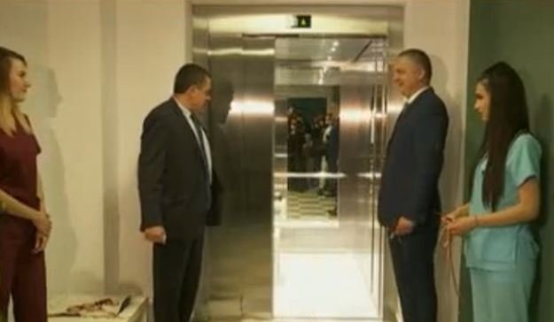 Нов външен асансьор ще помага за транспортиране на носилки в АГ болницата във Варна