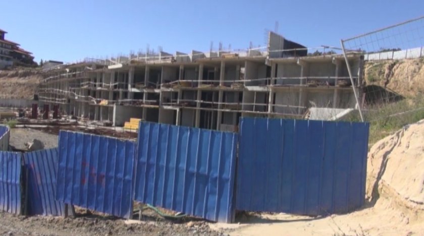 Масивният строеж на плажа в Алепу не бил хотел, а подпорно съоръжение