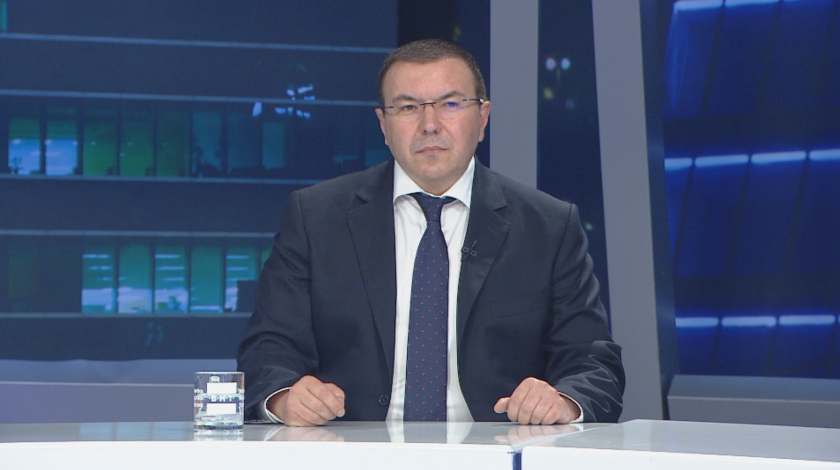 Проф. Костадин Ангелов: Системата не се справи с хроничния недостиг на лекари и сестри