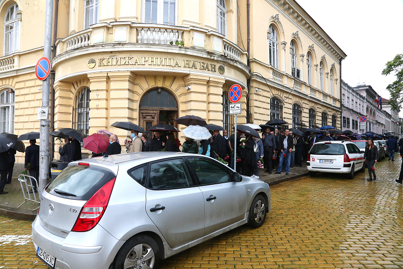 Десетки на опашка пред БАН, за да се простят с акад. Стефан Воденичаров