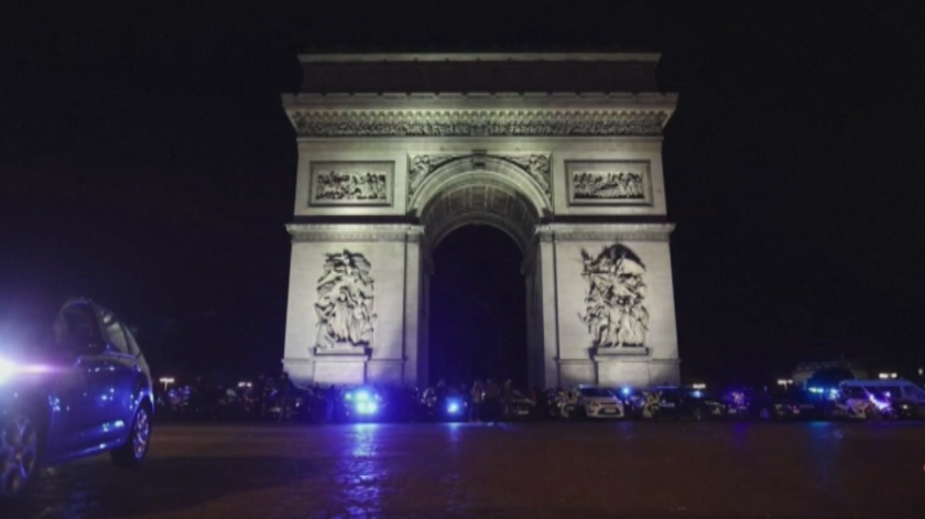 Десетки полицаи протестираха край Триумфалната арка