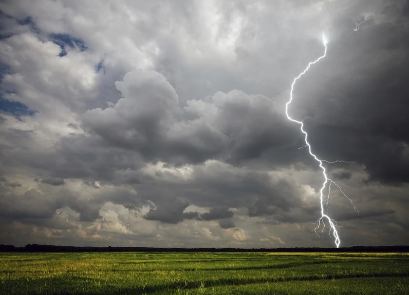 Жълт код за проливни валежи и силни гръмотевични бури в цялата страна днес