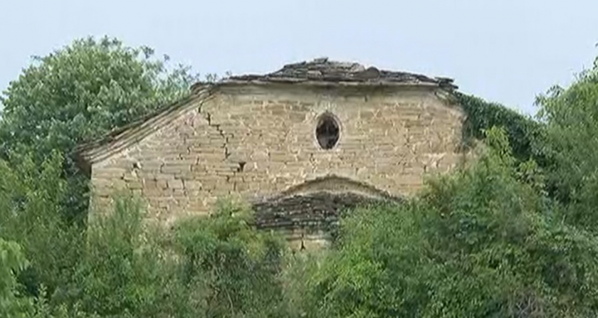  Вековна църква се руши в село Големи Българени
