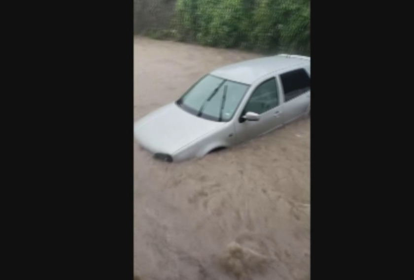Проливният дъжд наводни улици в Червен бряг