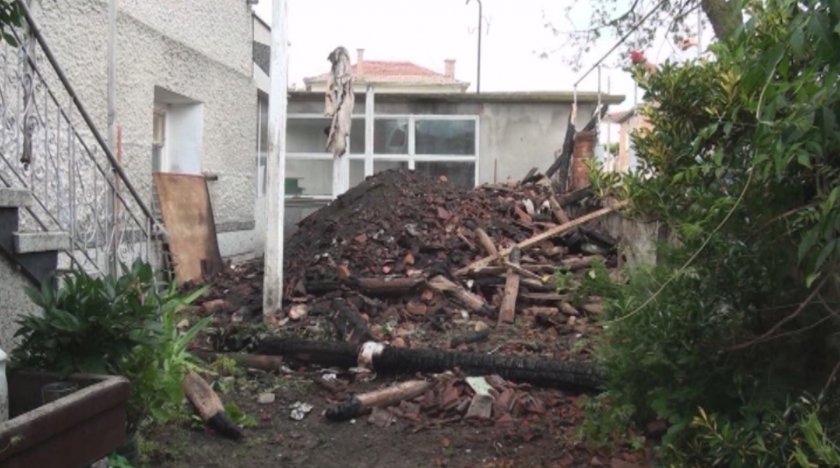 Доброволци разчистват отломките от изгорялата от мълния къща в Каравелово