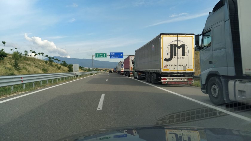 Километрични опашки и от тежкотоварни автомобили на "Кулата"