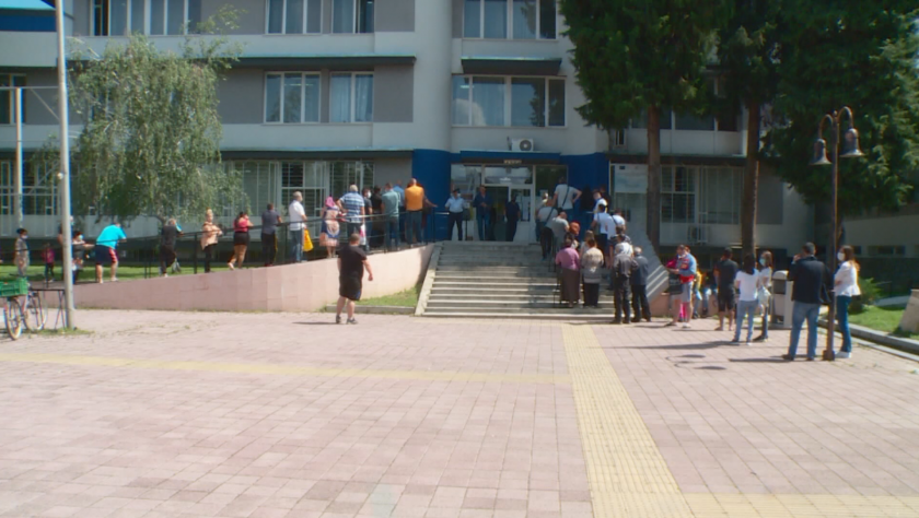 Паспортната служба в Пазарджик вече работи, след като беше затворена заради огнището на Covid-19