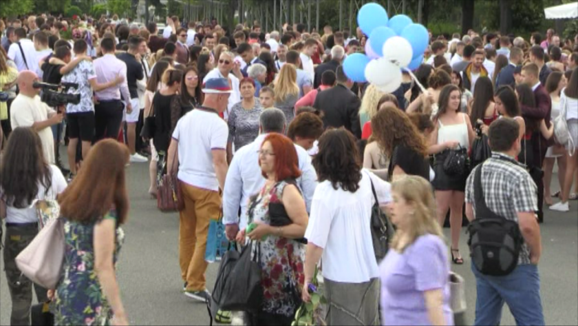Радост за абитуриентите в Бургас - празнуваха в Слънчев бряг, въпреки мерките