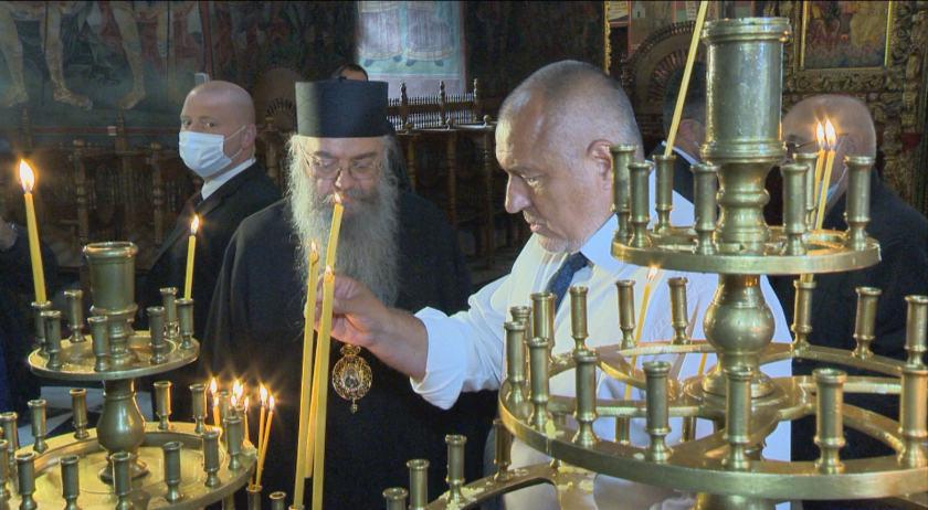 Глобяват премиера, екипа му и журналисти с 300 лв. за без маска