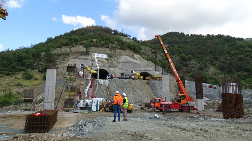 срутване новостроящия тунел железница струма затрупани
