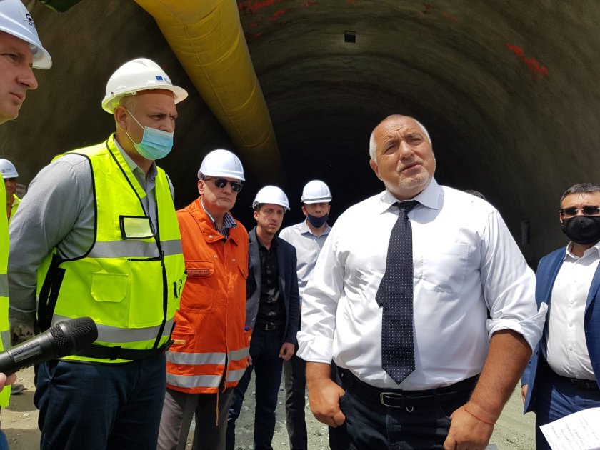 Борисов за инцидента в тунел "Железница": Дъждовете са направили скалата в забоя ронлива