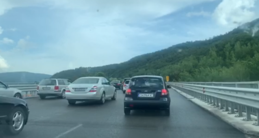 Километрични задръствания на "Витиня" от тунела "Ечемишка" в посока София