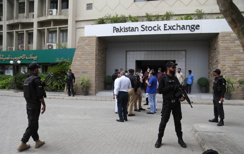 въоръжени мъже атакуваха фондовата борса пакистан