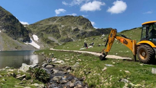 Пътеките на Рила &ndash; спрени. Екоминистърът се чуди защо са отишли багери, а не мулета