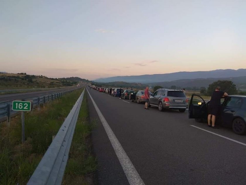 Четири гишета обслужват леките коли на "Кулата". Опашката се стопява