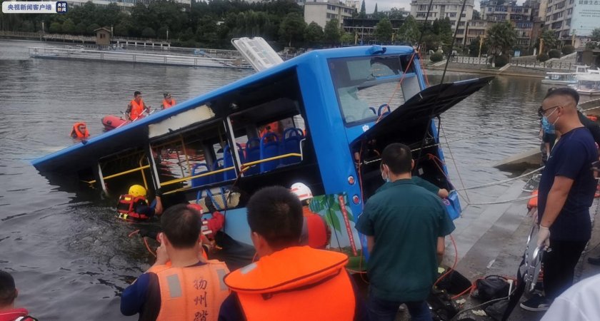 автобус ученици падна езеро китай загинаха ранени
