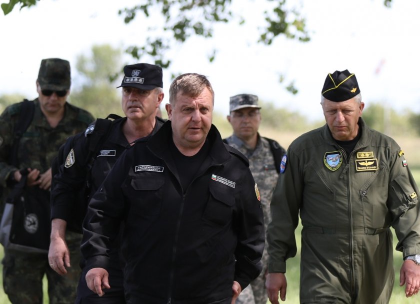 Каракачанов пак заговори за доброволна военна служба