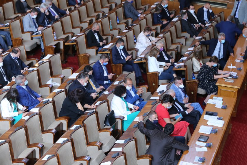 Столичното РЗИ влезе в парламента. Раздават глоби от по 300 лева на 24-ма депутати