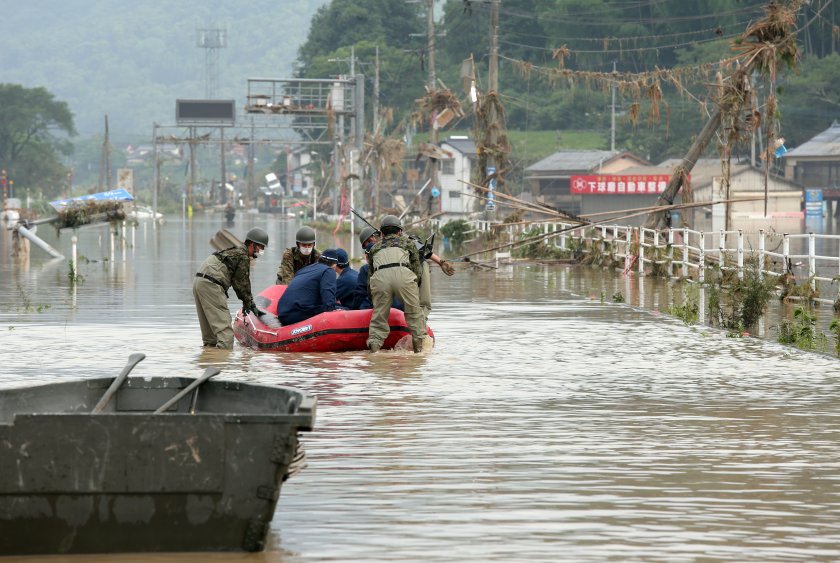 13 са в неизвестност след наводненията на японския остров Кюшу