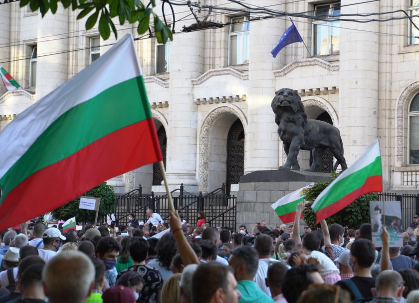 Продължава протестът след акцията на прокуратурата в президентството