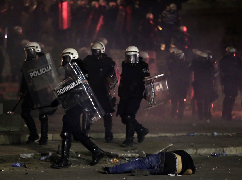 Поредна нощ протести в Сърбия: 19 пострадали, 71 арестувани