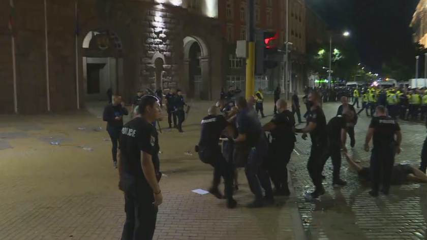 Отново сблъсъци между протестиращи и полицията в "триъгълника на властта"