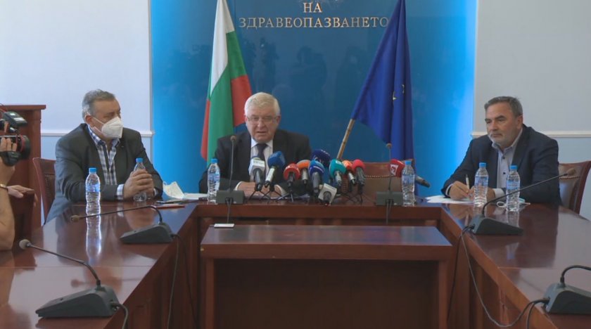 Връщат част от мерките: Забраняват събирания над 30 човека и дискотеки на закрито, спортът - без публика