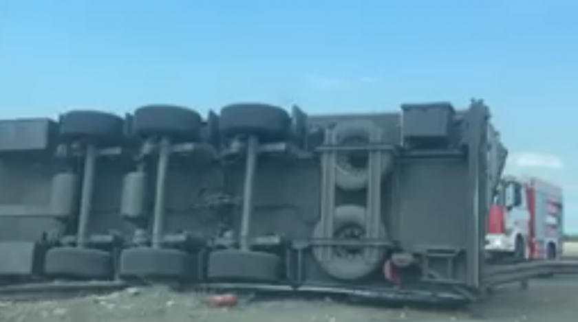 Издирват шофьора на катастрофиралия ТИР на АМ "Тракия"