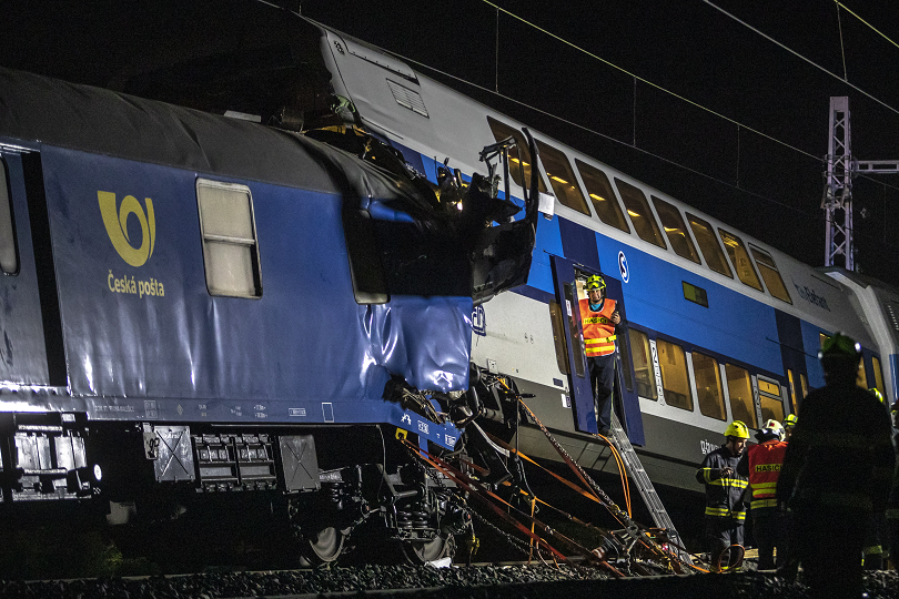пътнически товарен влак сблъскаха чехия един човек загинал