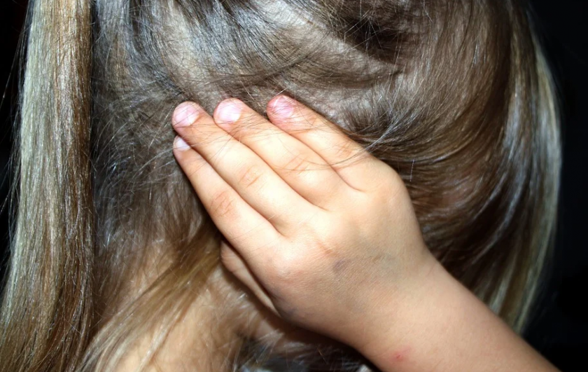 Издирват бащата и други близки на малтретираното дете от Перник