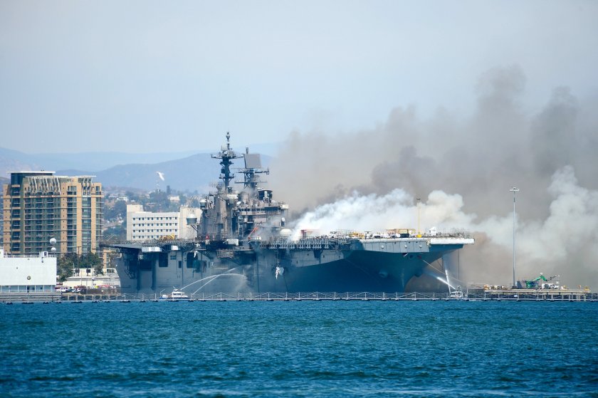 Втори ден гори американски военен кораб