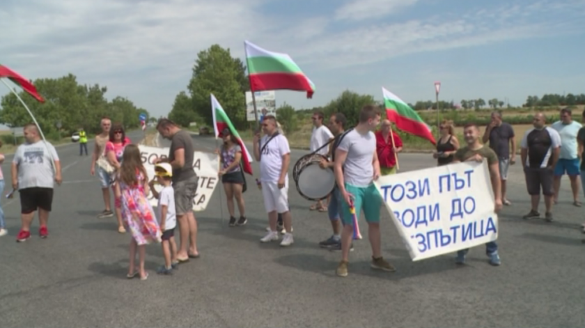 Граждани протестират за пореден път заради състоянието на пътя между Русе и Кубрат