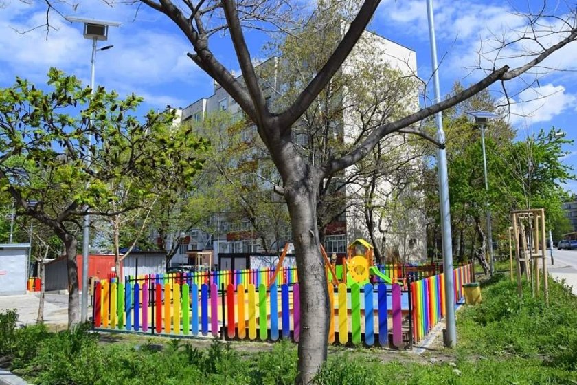 поетапно ремонтират детските площадки асеновград