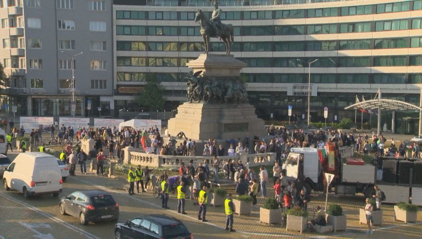 Засилено полицейско присъствие пред парламента заради протеста