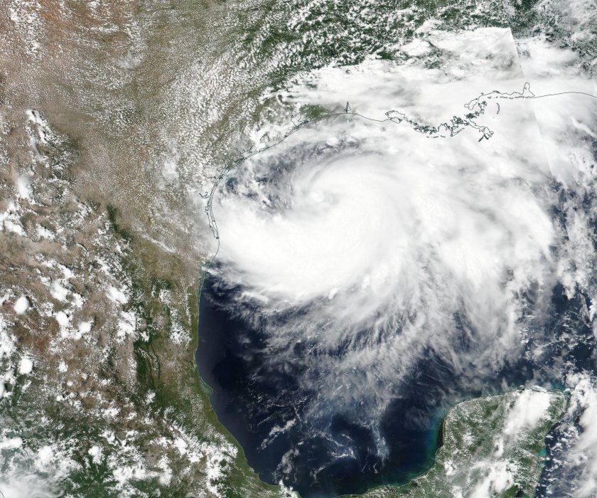 Тръмп обяви извънредно положение в Тексас заради урагана "Хана"