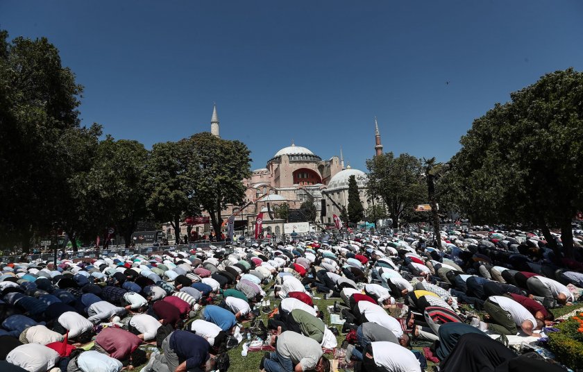 Първа мюсюлманска молитва от 86 години в "Света София" в Истанбул