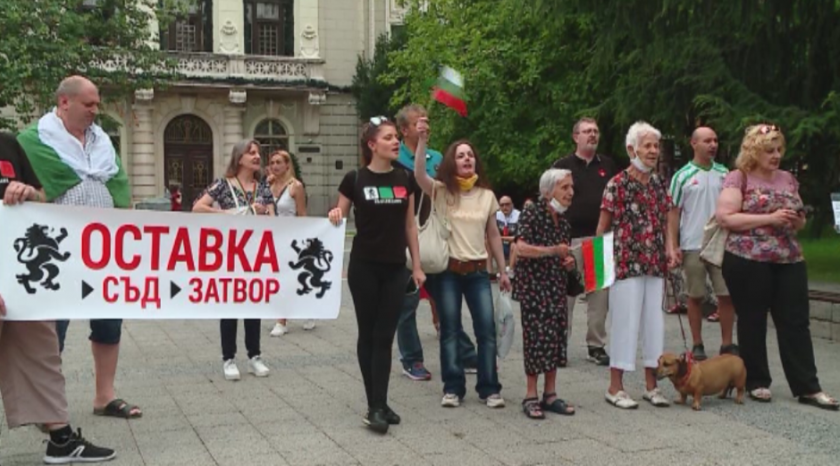 Пловдивчани за поредна вечер поискаха оставката на кабинета