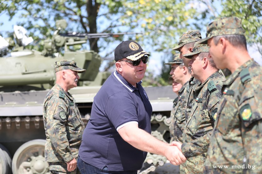 каракачанов модернизацията българската армия продължава