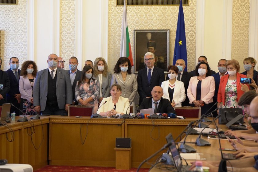 Управляващите очертаха приоритетите след отхвърления вот на недоверие