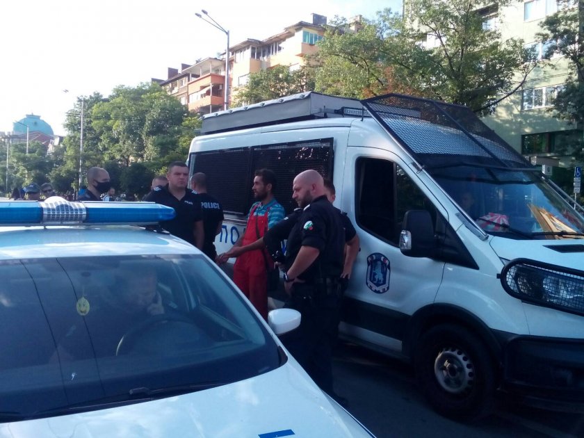 Полиция изведе мъж от Орлов мост, несъгласен с блокадата