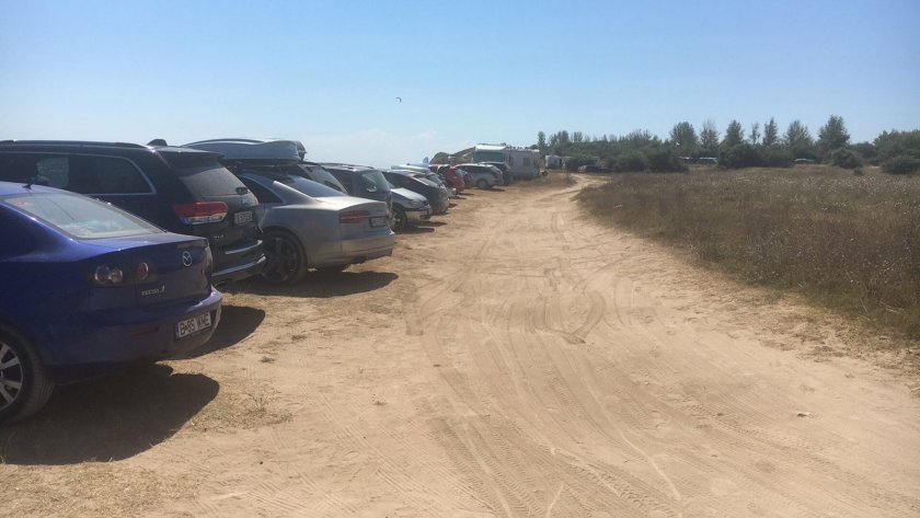 Министерството на туризма сезира МВР за паркирани коли върху дюни на Крапец