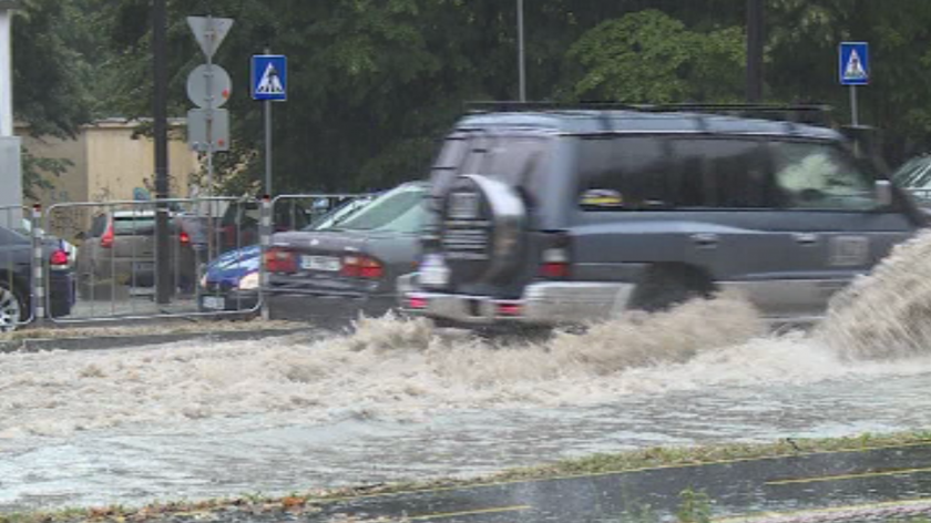 Пороен дъжд отново превърна улиците на Варна в реки