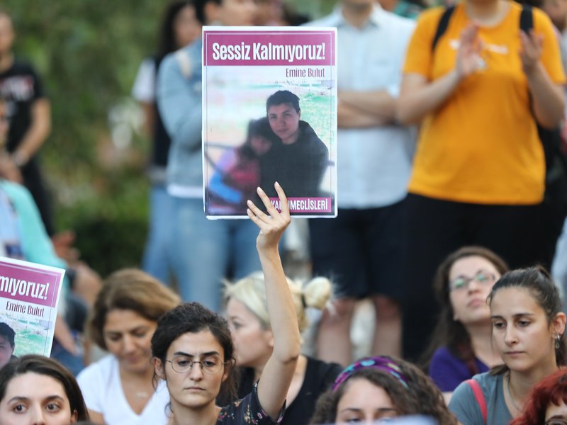 Бруталните убийства на жени, които разтърсиха Турция