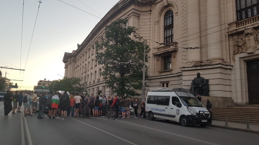 Цяла нощ напрежение между протестиращи и полицията. Блокадата пред СУ остава