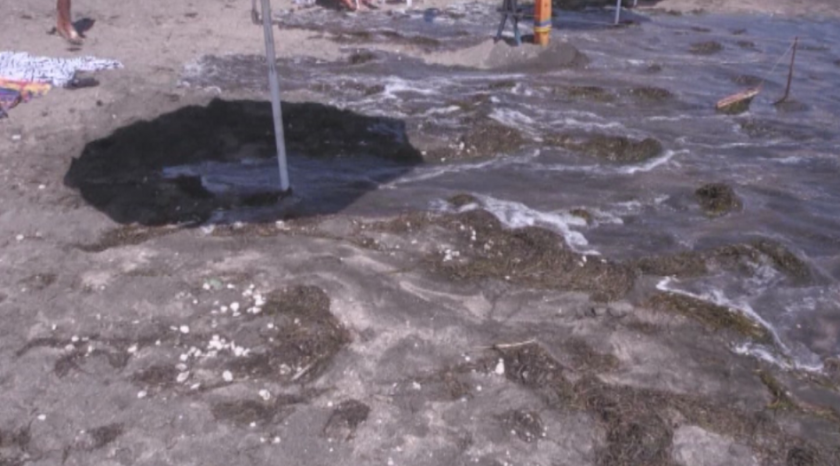 Топки палмово масло продължават да изплуват на плажа в Бургас